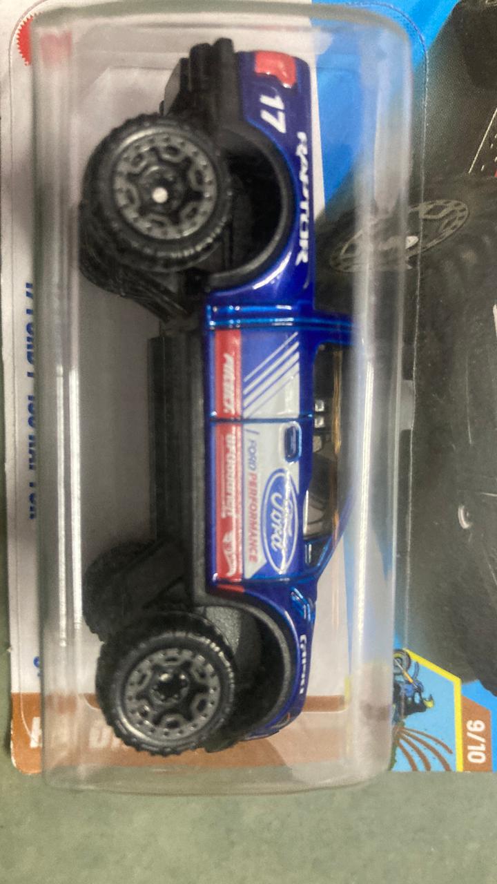 Hot Wheels '17 Ford F-150 Raptor [Blue], Dirt 9/10, 178/250, 1:64 Scale Diecast Car - Image 3