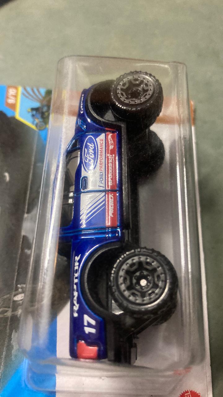Hot Wheels '17 Ford F-150 Raptor [Blue], Dirt 9/10, 178/250, 1:64 Scale Diecast Car - Image 2